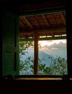 una ventana abierta con vistas al cielo en Finca San Pedro, en Barichara