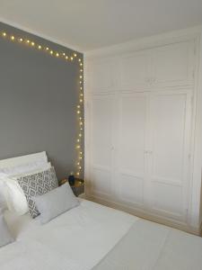 Posteľ alebo postele v izbe v ubytovaní Apartment AYALGA - Pool view - Good Wifi - Smart TV-Residence Dunia IV