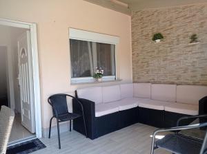 a living room with a couch and a window at Sommer Ferienhaus in Balatonszárszó
