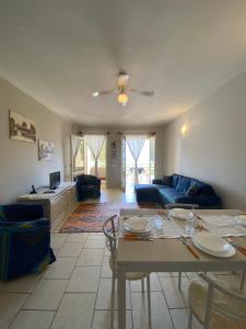 una sala de estar con una mesa y un sofá en Sea view Ka Paola, Praia Cabral, Boa Vista, FREE WI-FI, en Sal Rei