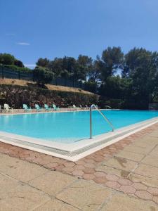 een groot zwembad met een metalen leuning erin bij Studio Boulouris Panorama in Saint-Raphaël