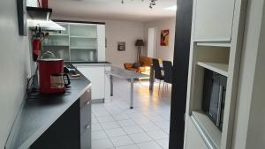 uma cozinha com um balcão e uma sala de jantar em Villa d'Arçay - ADRIAE Home em LʼAiguillon-sur-Mer