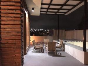 Balkón nebo terasa v ubytování OmahKoe Homes