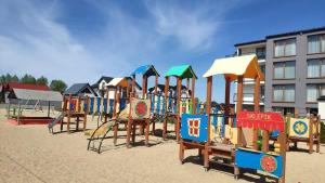 Plac zabaw dla dzieci w obiekcie Apartament z basenem i klimatyzacją
