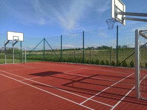 Tenis lub squash w obiekcie Apartament z basenem i klimatyzacją lub w pobliżu
