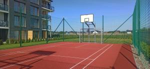 Tenis lub squash w obiekcie Apartament z basenem i klimatyzacją lub w pobliżu