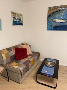 ein Wohnzimmer mit einem Sofa und einem Tisch in der Unterkunft Studio Apartment Klokke in Supetar