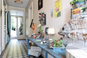 a room with a table with a fish on the wall at Dans maison de charme, bel appartement privatif in Saint-Laurent-de-Brévedent