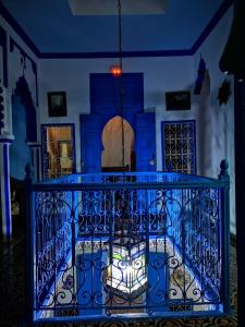 Cette chambre bleue dispose d'un balcon avec une clôture. dans l'établissement Riad Nerja, à Chefchaouen