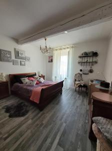 um quarto com uma cama, uma mesa e uma janela em Les colombes de l'Occitanie em Ferrals-lès-Corbières