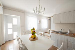 una cucina con tavolo e ciotola di frutta di GoodLife Holiday House - Family & Friends a Požega