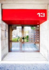 una porta d'ingresso di un edificio con tetto rosso di Residencial Principe Guest House a Barreiro