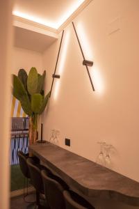 索威拉托瑪里納的住宿－Da Placida Al Mare - B&B，一间带长桌和椅子的用餐室