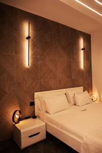 索威拉托瑪里納的住宿－Da Placida Al Mare - B&B，卧室配有白色的床和木墙
