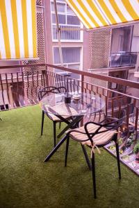 einen Glastisch und zwei Stühle auf dem Balkon in der Unterkunft Da Placida Al Mare - B&B in Soverato Marina