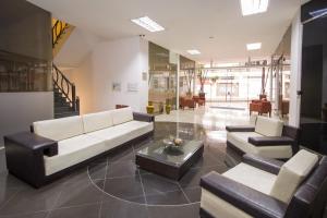 ein Wohnzimmer mit 2 Sofas und einem Tisch in der Unterkunft Hotel Luxor Pereira in Pereira