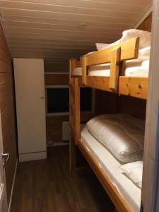 a bunk bed room with two bunk beds in it at Hafjell/Lillehammer Sorlia 3 bedroom Cabin in Hafjell