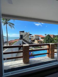 Pousada e Restaurante Altas Horas Beach في إيتابيبوكا: اطلالة من شرفة منزل مع مسبح