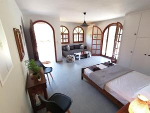 1 dormitorio con 1 cama y sala de estar en Casadelvilla private apartment PortoCheli-Kosta en Porto Heli