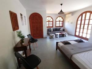 Habitación con cama, mesa y sofá en Casadelvilla private apartment PortoCheli-Kosta en Porto Heli