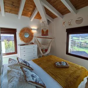 een slaapkamer met een groot bed en een raam bij Suite Curry 
