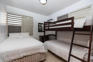 Ein Etagenbett oder Etagenbetten in einem Zimmer der Unterkunft Red Sunset Beach Club