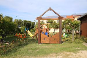 Lasten leikkialue majoituspaikassa Villaggio & Residence Club Aquilia