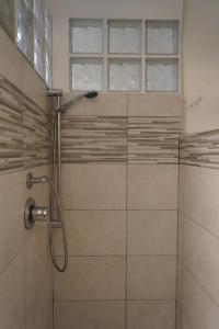 łazienka z prysznicem i oknem w obiekcie Magrì Apartments Catania w Katanii +15 zdjęć