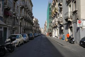 ulica z samochodami zaparkowanymi na poboczu w obiekcie Magrì Apartments Catania w Katanii