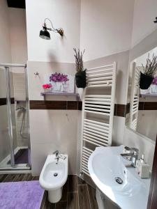 a bathroom with a sink and a toilet at La casa di Gigi in Fossa