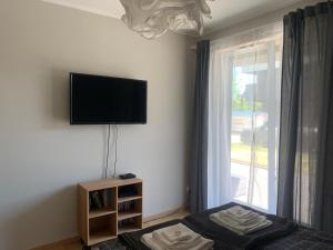 Televízia a/alebo spoločenská miestnosť v ubytovaní Pachecos' Garden
