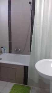 a bathroom with a tub and a sink and a shower at Appartement superbe à Hammamet in Nabeul +7 photos