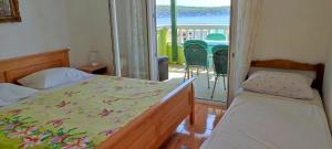 Postel nebo postele na pokoji v ubytování Apartments Josko Barbat