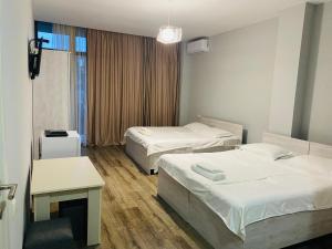 una camera d'albergo con due letti e una finestra di Kobuleti 728 a Kobuleti