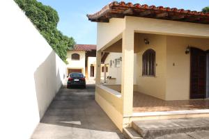 a car parked in front of a house at Casa muito espaçosa privativa com Piscina, Churrasqueira e área gourmet in Araruama