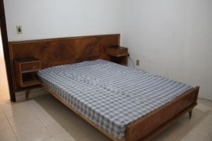 a bed with a blue and white checkered mattress at Casa muito espaçosa privativa com Piscina, Churrasqueira e área gourmet in Araruama +24 photos