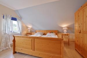 Postel nebo postele na pokoji v ubytování Landhaus Vilmnitz - Wohnung 2