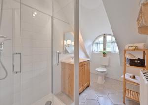 Koupelna v ubytování Landhaus Vilmnitz - Wohnung 2 + 60 fotografií