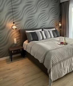 斯維諾烏伊希切的住宿－Apartpark Lividus338，一间卧室配有一张带灰色墙壁的床