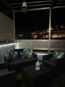 A seating area at ÁTICO "TURQUESA BEACH" CON PISCINA, TERRAZA y BARBACOA