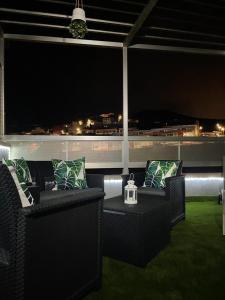 A seating area at ÁTICO "TURQUESA BEACH" CON PISCINA, TERRAZA y BARBACOA