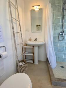 A bathroom at Paraiso Bell Tent