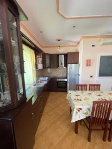 Η κουζίνα ή μικρή κουζίνα στο Villa Edmond