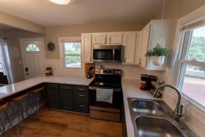 A kitchen or kitchenette at The cardinal Nest A cozy Cottage on main st