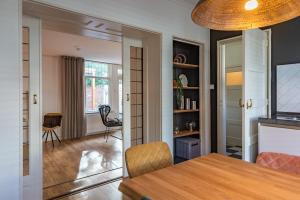 Posezení v ubytování Unieke stadswoning met jacuzzi en sauna max 8 pers
