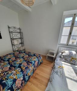 濱海拉普蘭的住宿－Appartement cosy en cœur de bourg，一间卧室设有一张床和一个大窗户