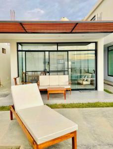 ein Wohnzimmer mit Sofa und Tisch in der Unterkunft VISTA LINDA BUNGALOW para 4 personas Punta Veleros in Los Órganos