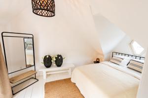 Postel nebo postele na pokoji v ubytování Unieke stadswoning met jacuzzi en sauna max 8 pers