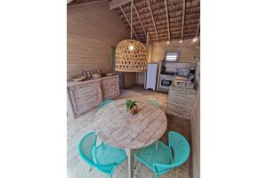 une salle à manger avec une table et des chaises dans l'établissement Apê Bossa Nova, aconchego e charme!, à Icaraí