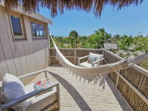 - un hamac sur la terrasse d'une maison de plage dans l'établissement Apê Bossa Nova, aconchego e charme!, à Icaraí